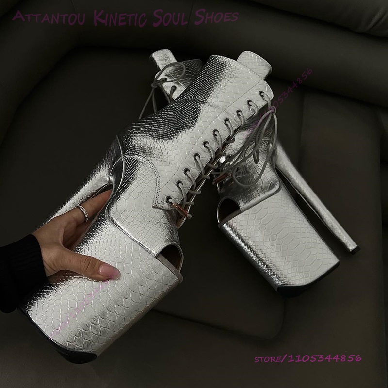 Shiny Silver Croc Embossed Boo - Women'S Shoes Crocs recension och pris
